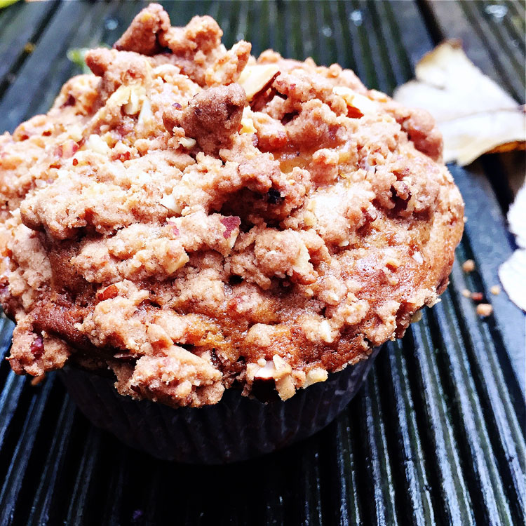 By cookitlikeaMom.com Apfel Pekan Streusel Muffins Rezept auf ohhhsorelaxed.com